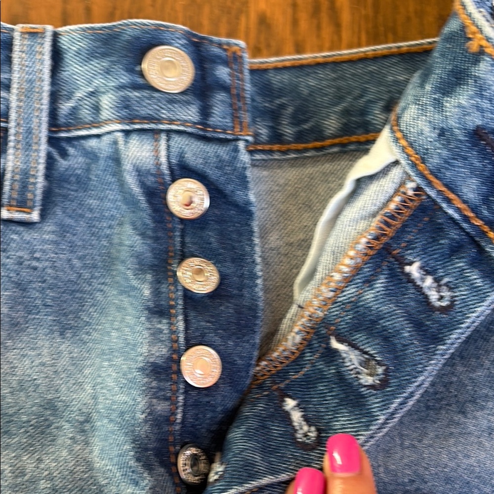 NWT Levi's 501 Distressed Blue Jean Shorts size 27 - Picture 2 of 6